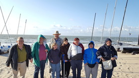 frhliche Menschen am Meer