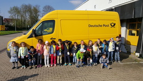 Kinder vor einem Postfahrzeug