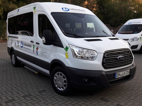 wei?er Rollstuhlbus beklebt mit bunten Rudi-M?nnchen