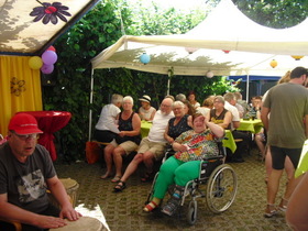 Menschen beim Feiern