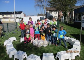 Kinder mit vollen Mlltten