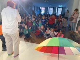 Kinder vor der Theaterbhne