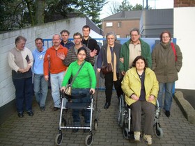 Gruppenfoto der neuen Bewohner im Hof