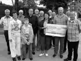 Gruppe mit bergroem Scheck