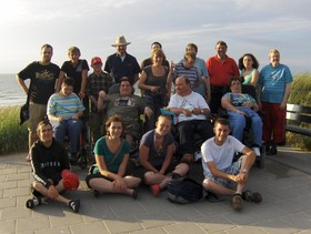 Gruppenfoto auf einer Düne an der See