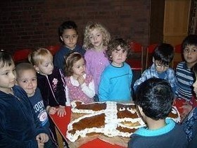 Kinder um den Martinsweck versammelt