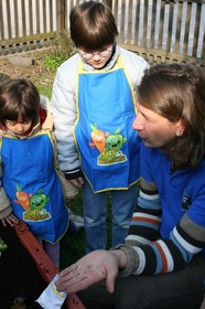 Kinder pflanzen Plfnzchen