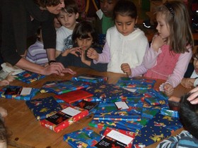 Kinder beim Geschenke auspacken