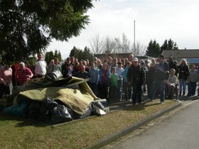 Menschen beim Mll sammeln