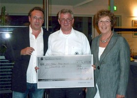 berreichung eines groen Schecks
