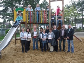 Kinder und Erwachsene auf einem Kletterger?st