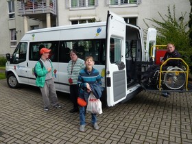 Menschen vor dem neuen Bus