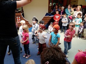Kinder feiern ein Fest