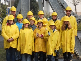 Kindergruppe vor dem Bergwerk