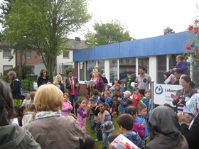 Kinder bei der Maifeier