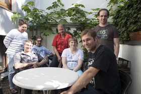 Bewohner in der Girbelsratherstrae am Gartentisch