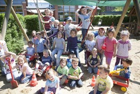 Gruppenfoto der Kinder auf dem Spielplatz