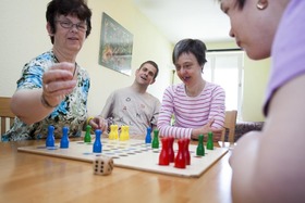 Bewohner spielen Mensch-rger-dich-nicht