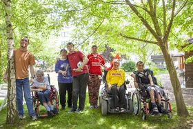 Gruppenfoto der Bewohner im Garten