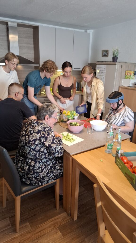Schüler*innen und Bewohner*innen kochen gemeinsam.