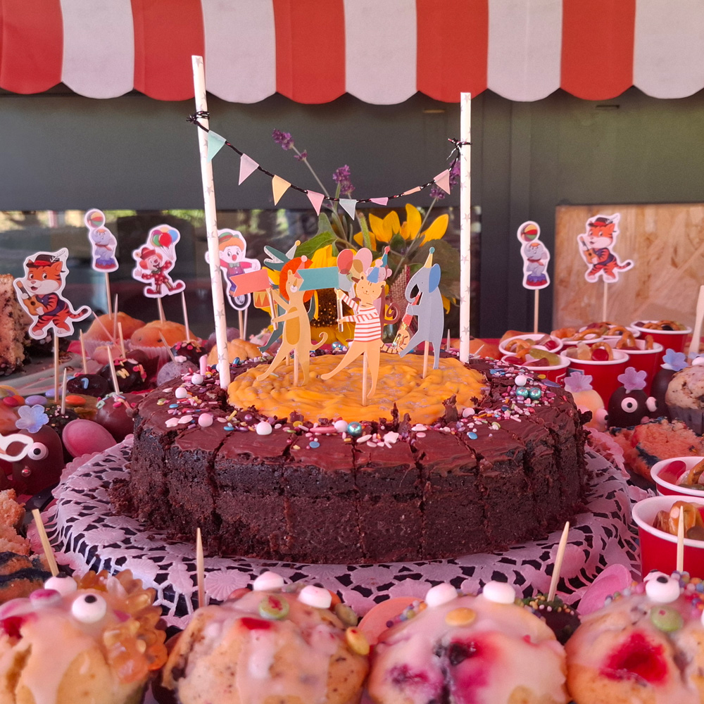 Buntes Kuchenbuffet ganz im Motto des Circus