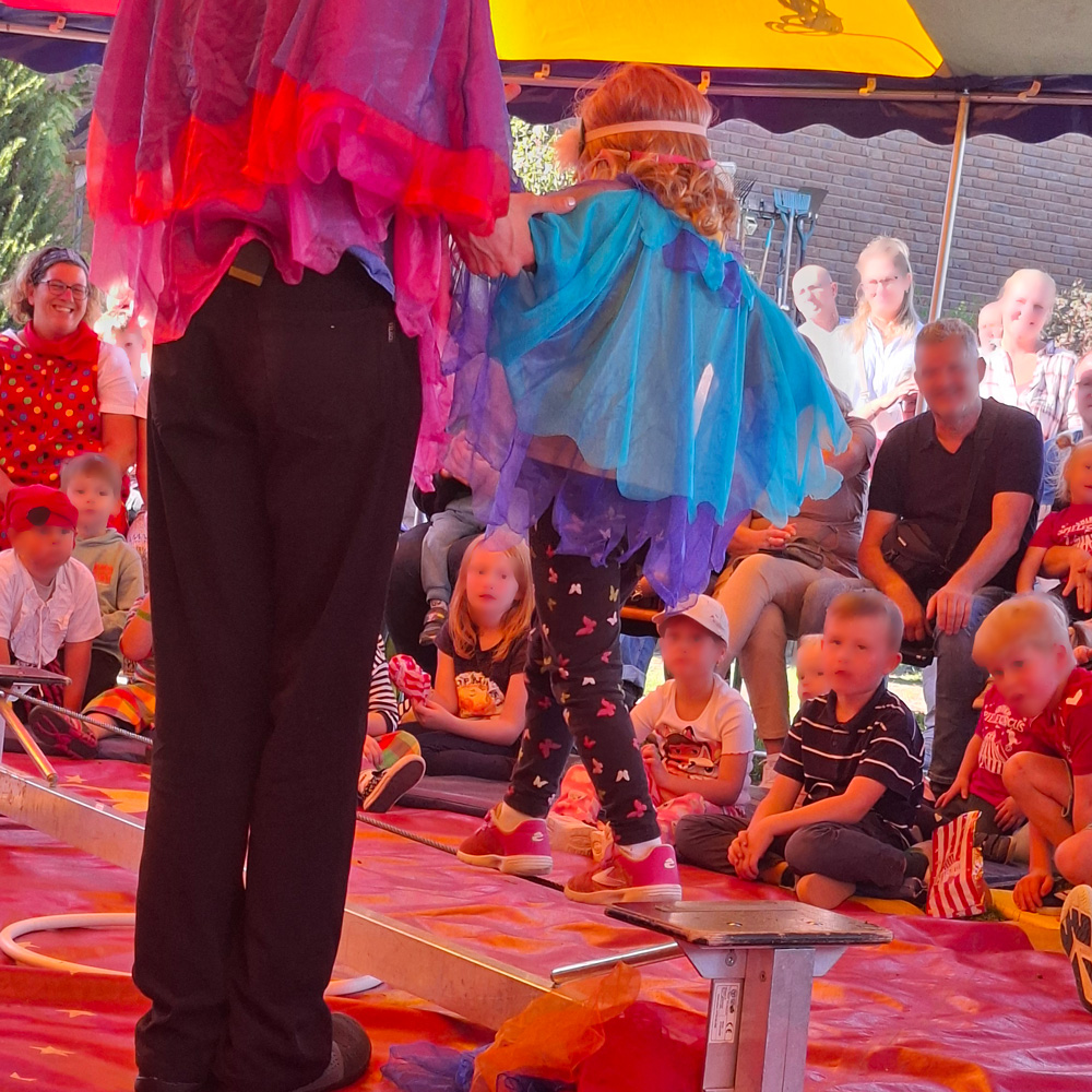 Seiltanznummer im Zirkuszelt des Kölner Spielecircus