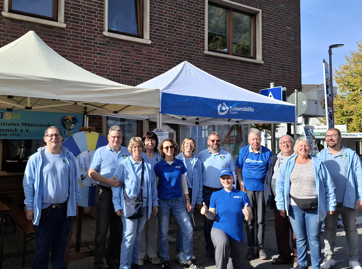 Am gemeinsamen Stand helfen Vereinsmitglieder des ISM Merzenich und Mitarbeiter der Lebenshilfe Düren.