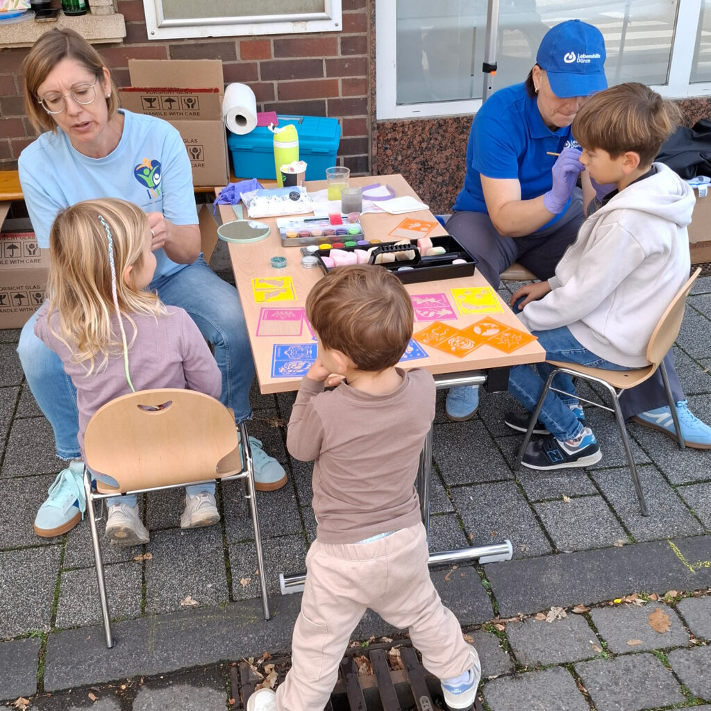 Sonja Klersy vom ISM Merzenich und Angela Elbing von der Lebenshilfe Düren schminken gemeinsam beim Ortsfest in Merzenich