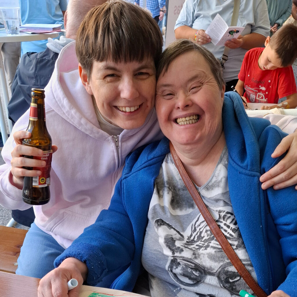 Zwei fröhliche Bewohnerinnen beim Ortsfest in Merezenich