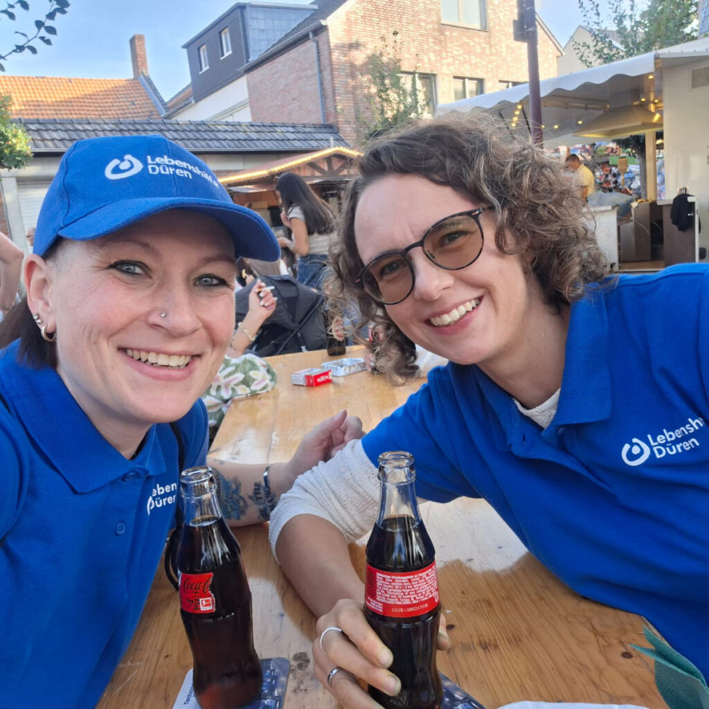 Angela Elbing und Carolin Lang von der Lebenshilfe Düren machen Pause beim Ortsfest in Merzenich